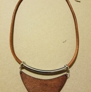 Collar de madera y cuero